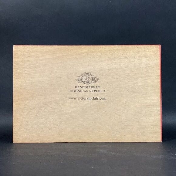 Victor Sinclair - 55 Series - Corojo  - Red - Hinged Wooden Cigar Box - Picture 6 of 7